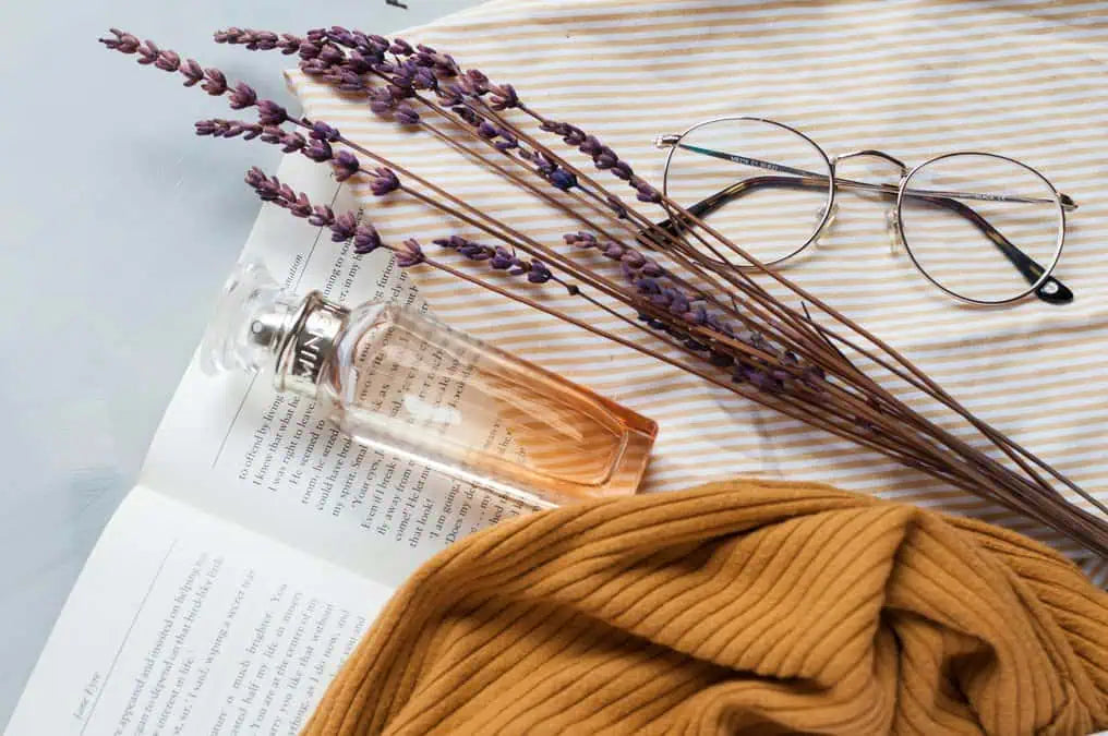 Aroma-de-lavanda-sobre-libro
