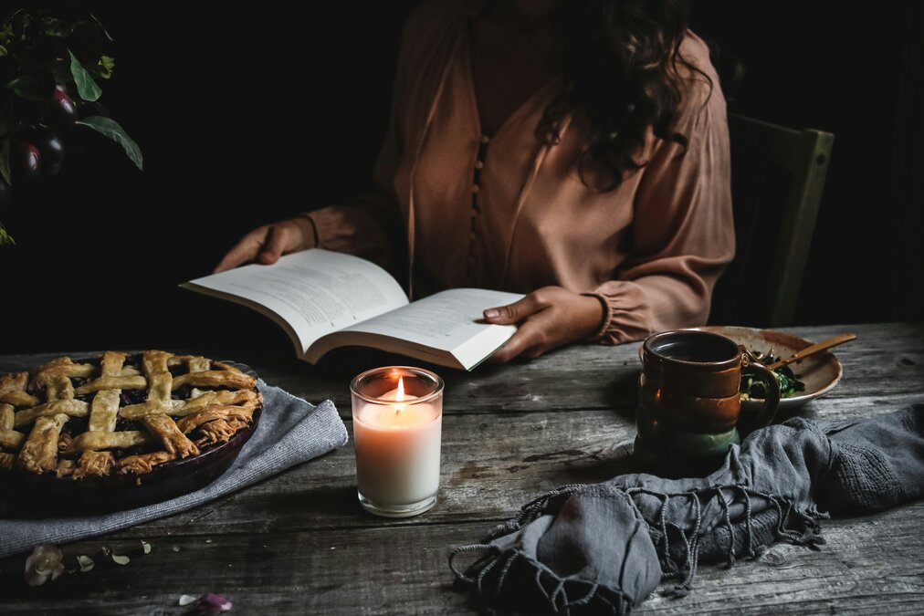 mujer-leyendo-con-vela-encendida